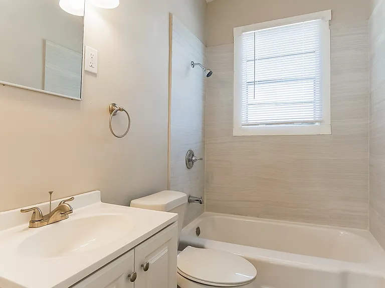 1548447_026_main_bathroom_12972324.jpg