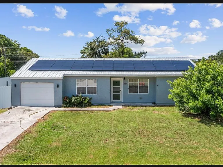 2216 SE Newcastle Ter — Photo 23