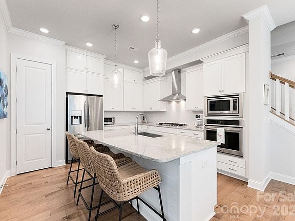5th image of 521 Belton St