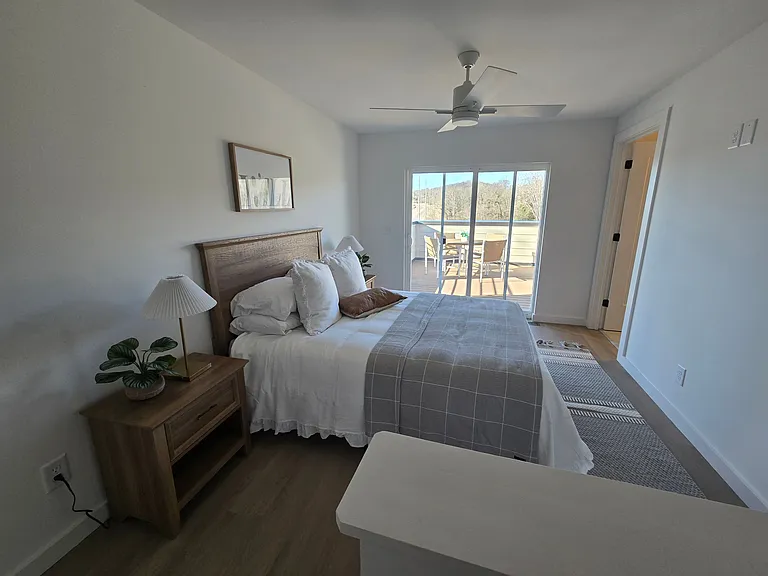 1015 W Trinity Ln #1 — Photo 3