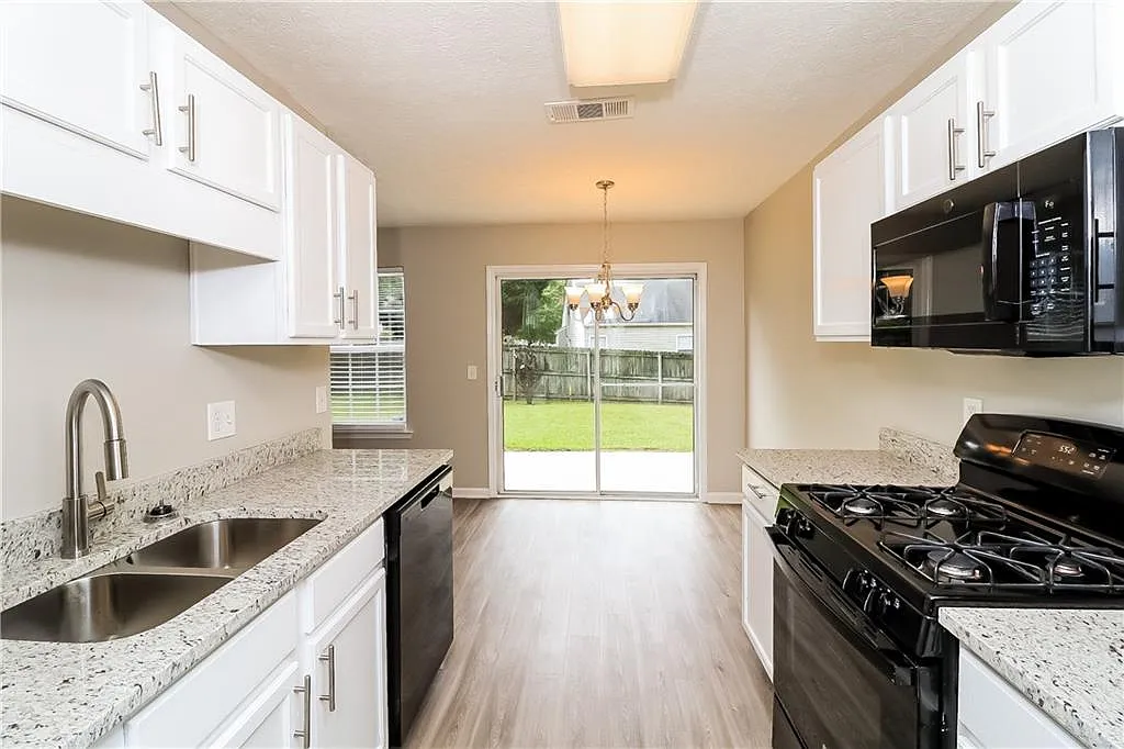 3 bed, 2.5 bath, 1360 sqft, $1,790 — Photo 3