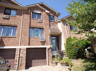 135 North Dr, Staten Island, NY 10305