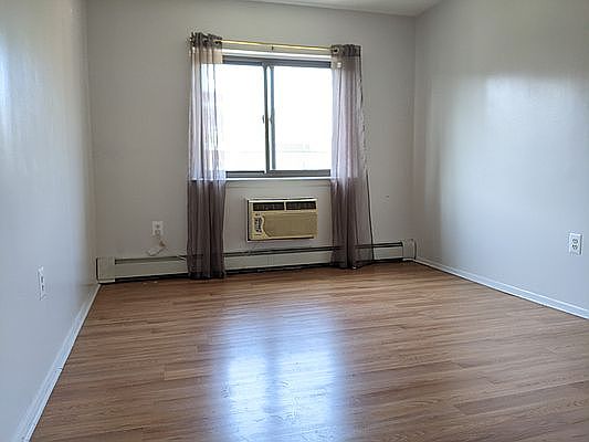 1st image of 6 E 118th St Fl 3