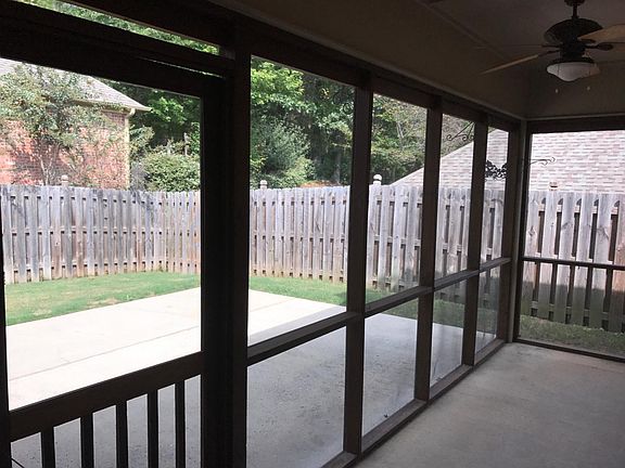 Screen porch, fenced yard