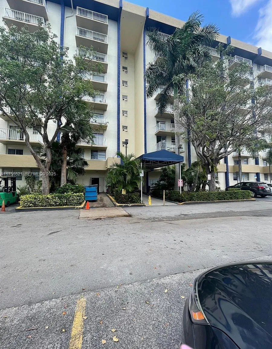 4550 NW 9th St — Photo 1