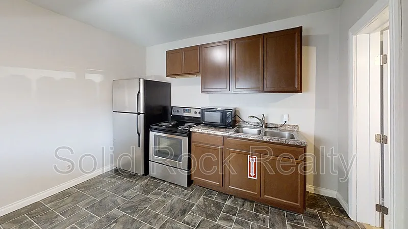 2 bed, 1.0 bath, 750 sqft, $1,350 — Photo 2