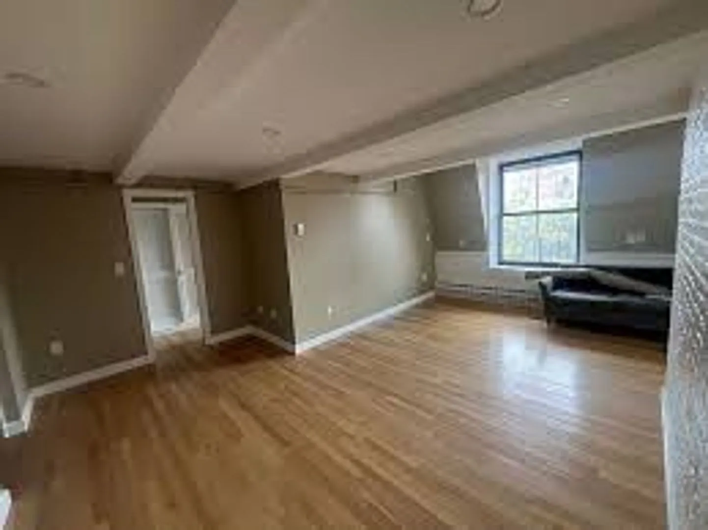 No Brokers Fee Unit in Back Bay. Laundry on a Site, Hot Water Included — Photo 4