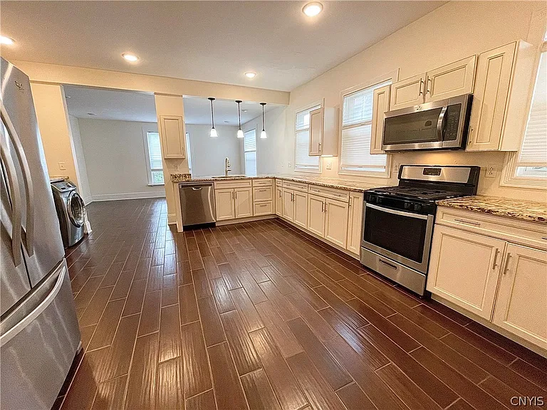 365 Green St — Photo 8
