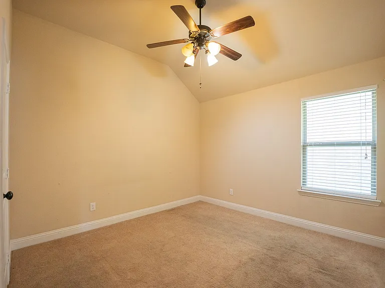 312 Hawthorn Dr — Photo 8
