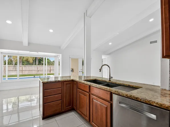 1877 Shower Tree Way, Wellington, FL 33414