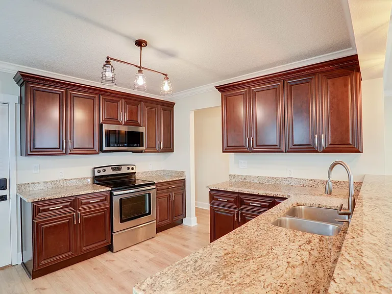 1033 N Hampton Ave — Photo 10