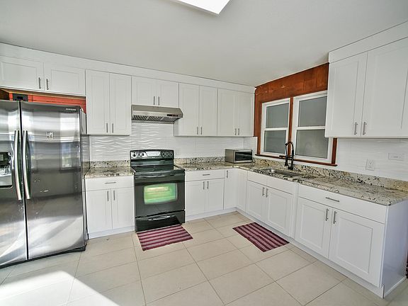 2nd image of 716 Winchester St
