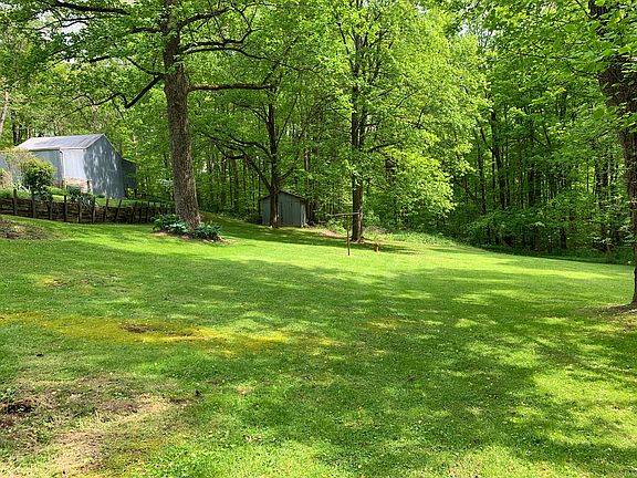 Yard barn and back yard 