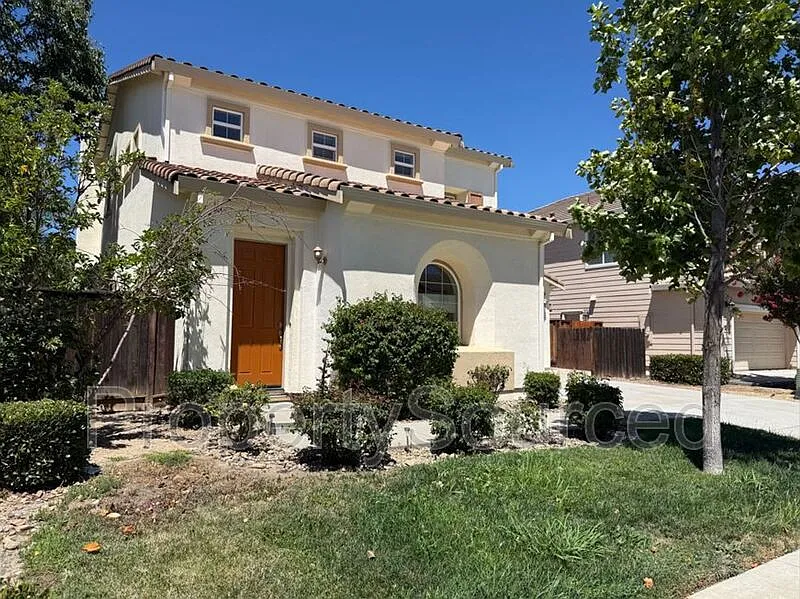 5 bed, 3.0 bath, 2718 sqft, $3,250 — Photo 2