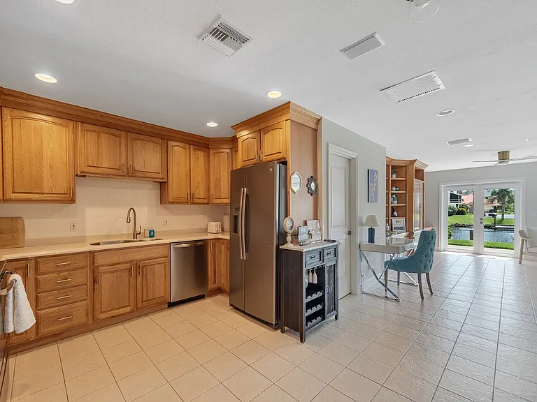 1914 Robalo Dr — Photo 5