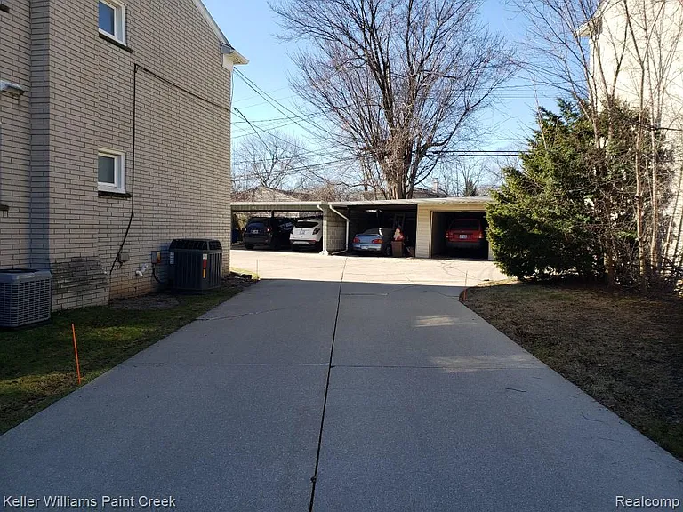 3105 Linwood Ave — Photo 2