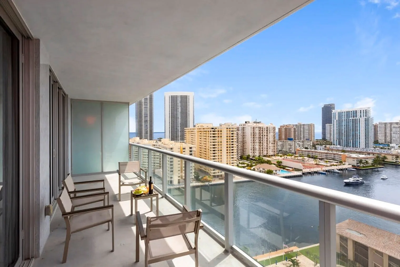 2 bed, 2.0 bath, 990 sqft, $3,825 — Photo 4