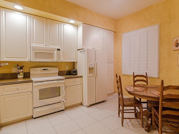 5th image of 31 Harbour Isle Drive W #101