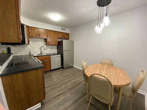 3rd image of 3115 Edwards Pl APT 204