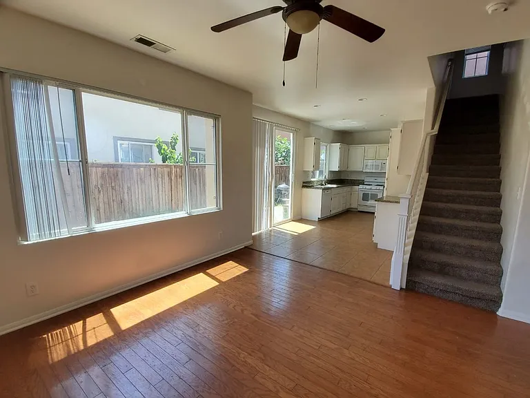 453 Cornwall Gln — Photo 5