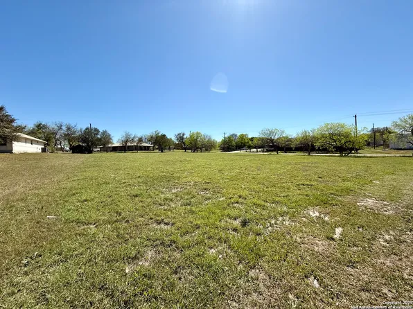 103 E Crews LOT PT 1, Karnes City, TX 78118