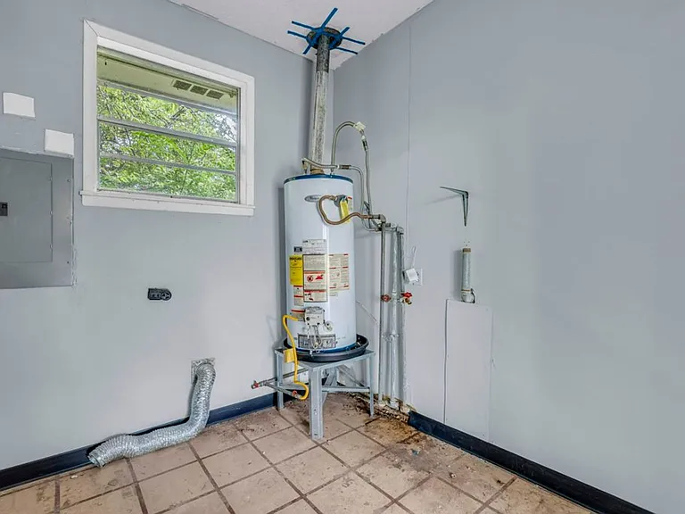 1007 Eisenhower Dr — Photo 14