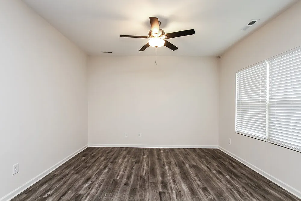 3 bed, 2.0 bath, 1167 sqft, $2,390 — Photo 3