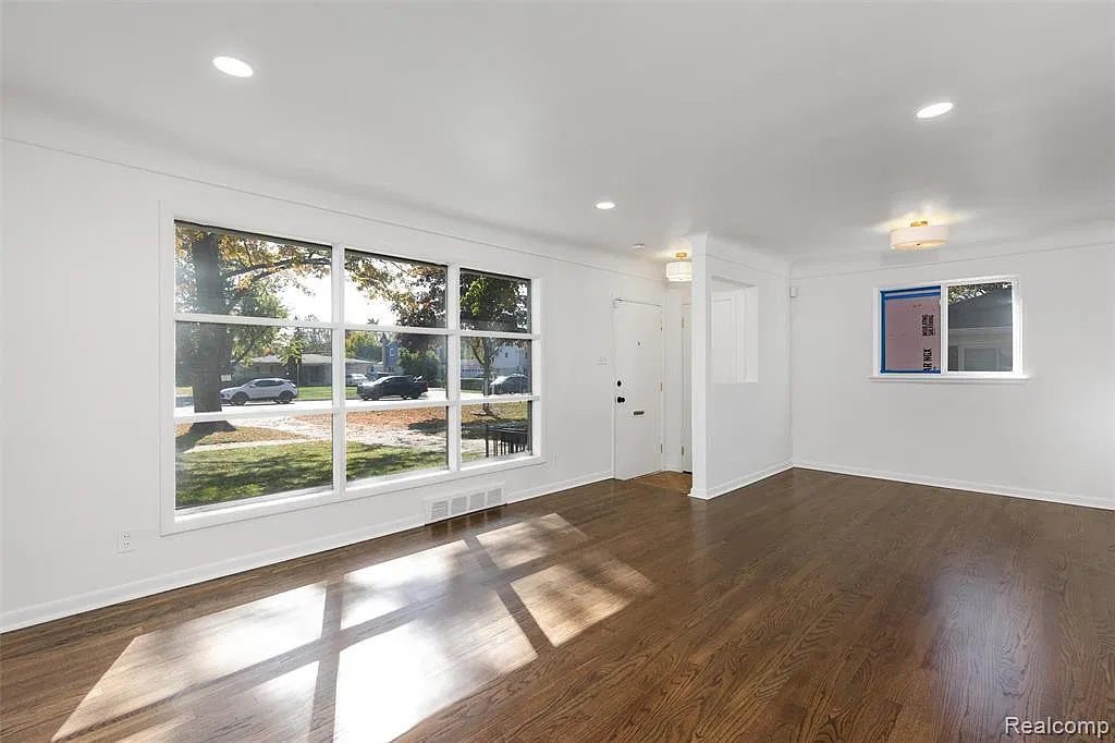 3 bed, 1.5 bath, 2290 sqft, $2,950 — Photo 3