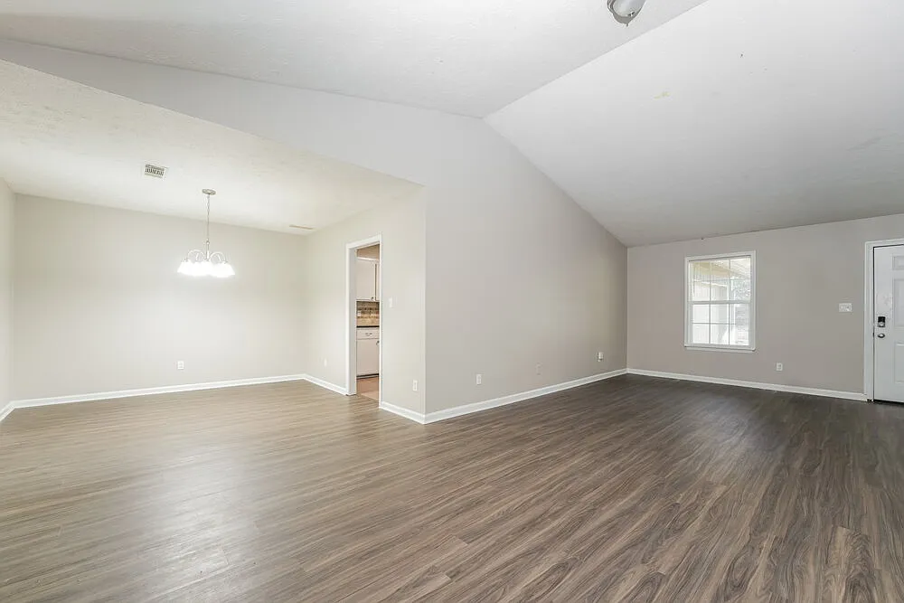 3 bed, 2.0 bath, 1400 sqft, $2,350 — Photo 4