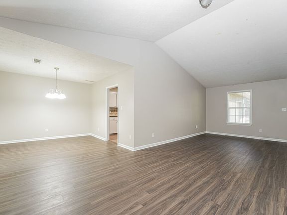 4th image of 591 Stonehedge Dr