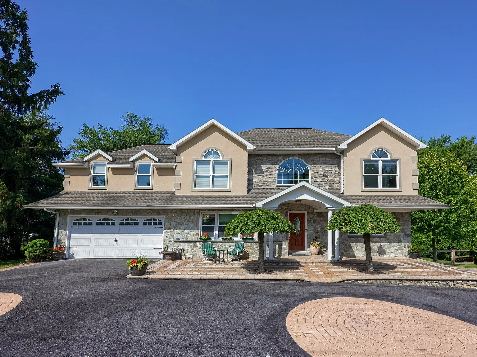 5 bed, 4858 sqft, $5,750 — Photo 3