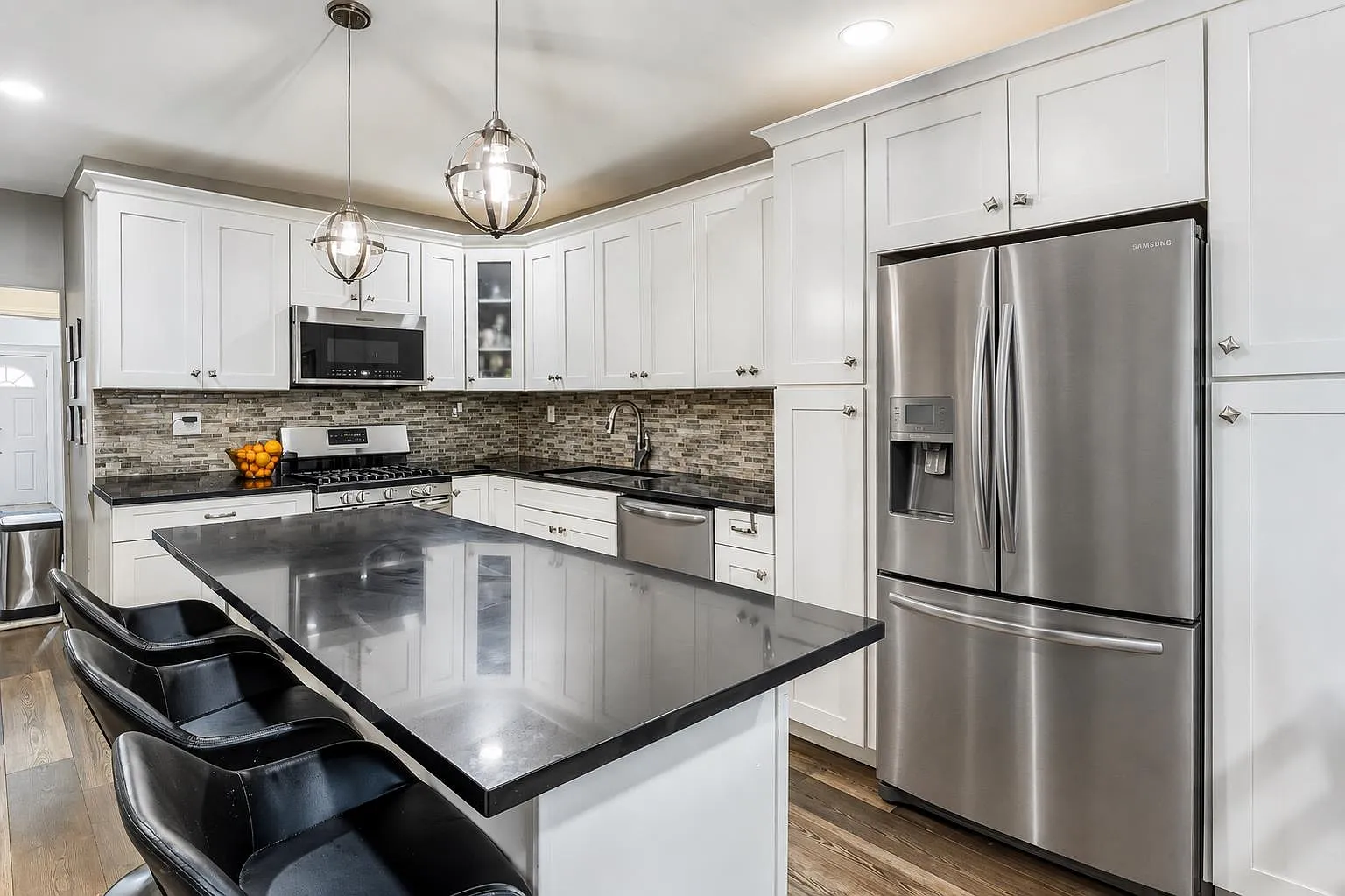 3 bed, 2.5 bath, 1435 sqft, $4,100 — Photo 3