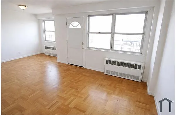 Building Photo - 2010 Bruckner Blvd #10H