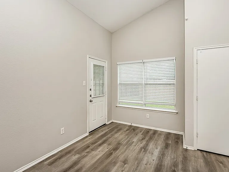 1108 Boxwood Dr — Photo 6