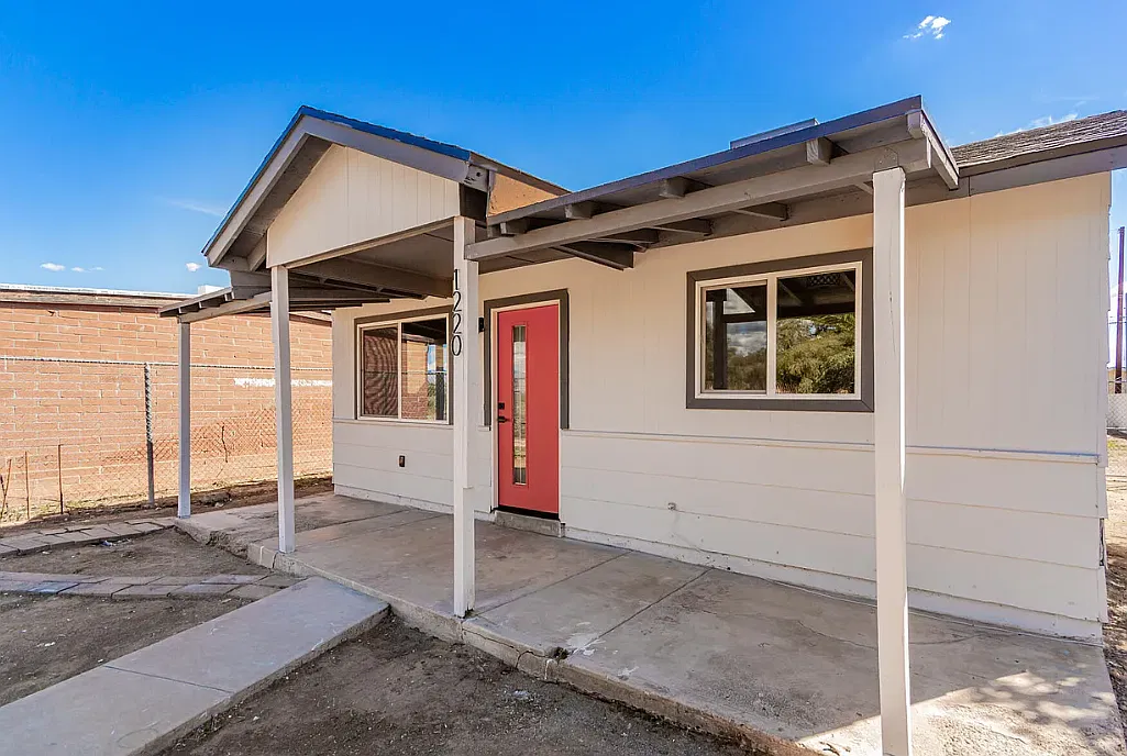 3 bed, 837 sqft, $1,550 — Photo 1