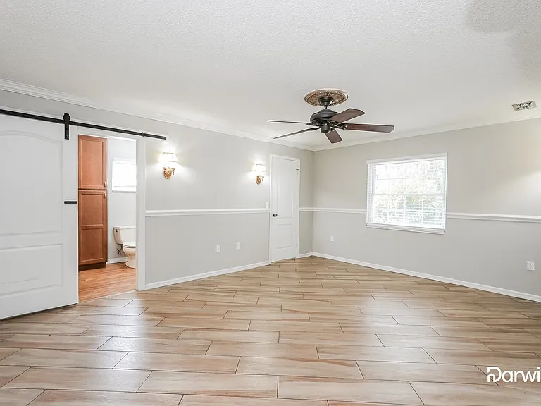 2120 Creekbend Dr — Photo 8