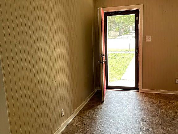 5th image of 203 E Avenue C