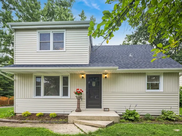 N631 Knollwood Dr, Wheaton, IL 60187