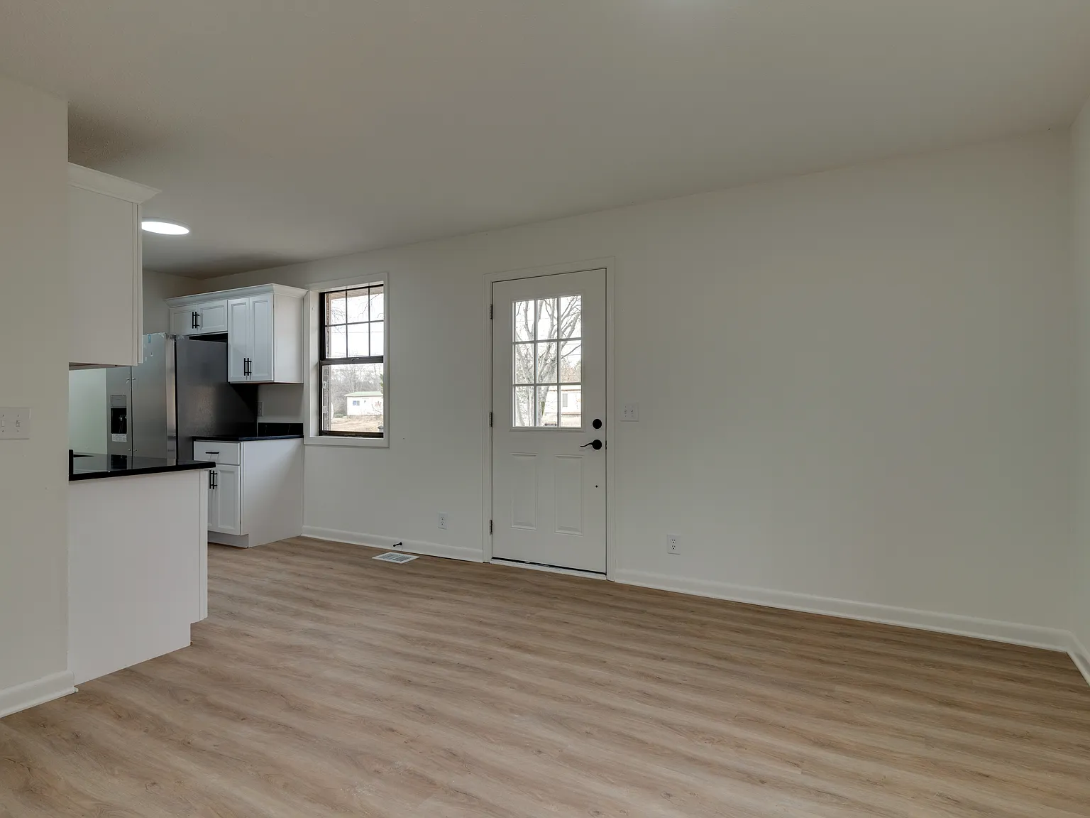 Spacious 2-Bed Duplex In Nashville With No Deposit Summer Special — Photo 4
