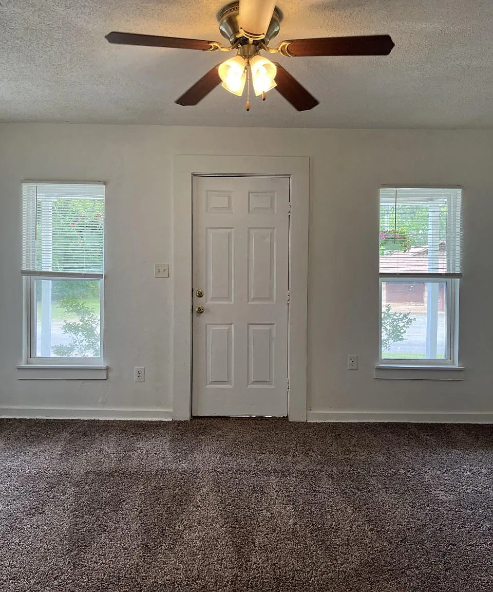 3 bed, 1300 sqft, $950 — Photo 2