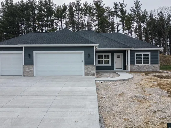 977 Pine Rdg, Brownsville, WI 53006