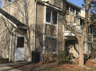 82 Farnham Sq, Parlin, NJ 08859