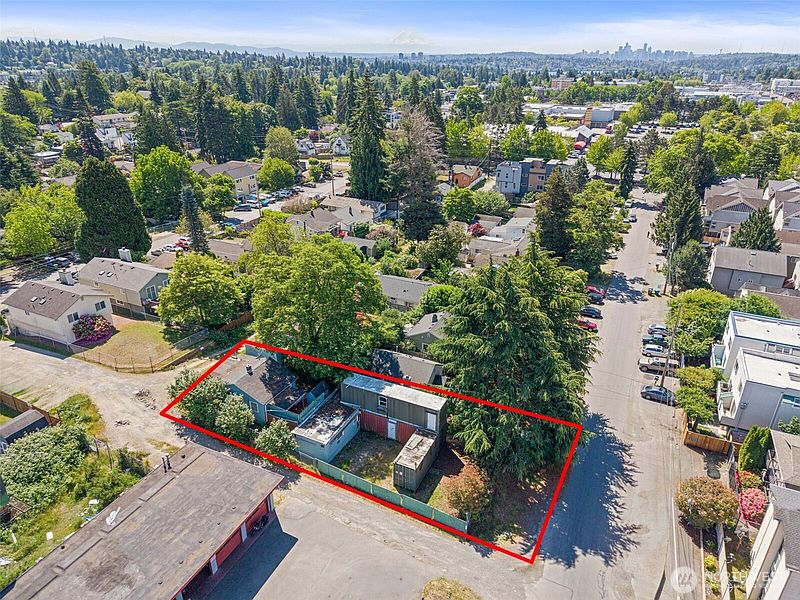 2nd image of 10346 Midvale Avenue N