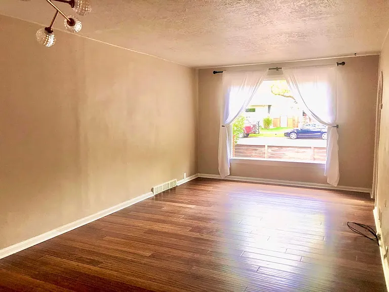 1213 E State St — Photo 4