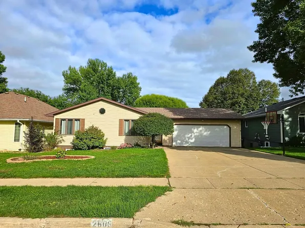 2606 William Cir, Yankton, SD 57078