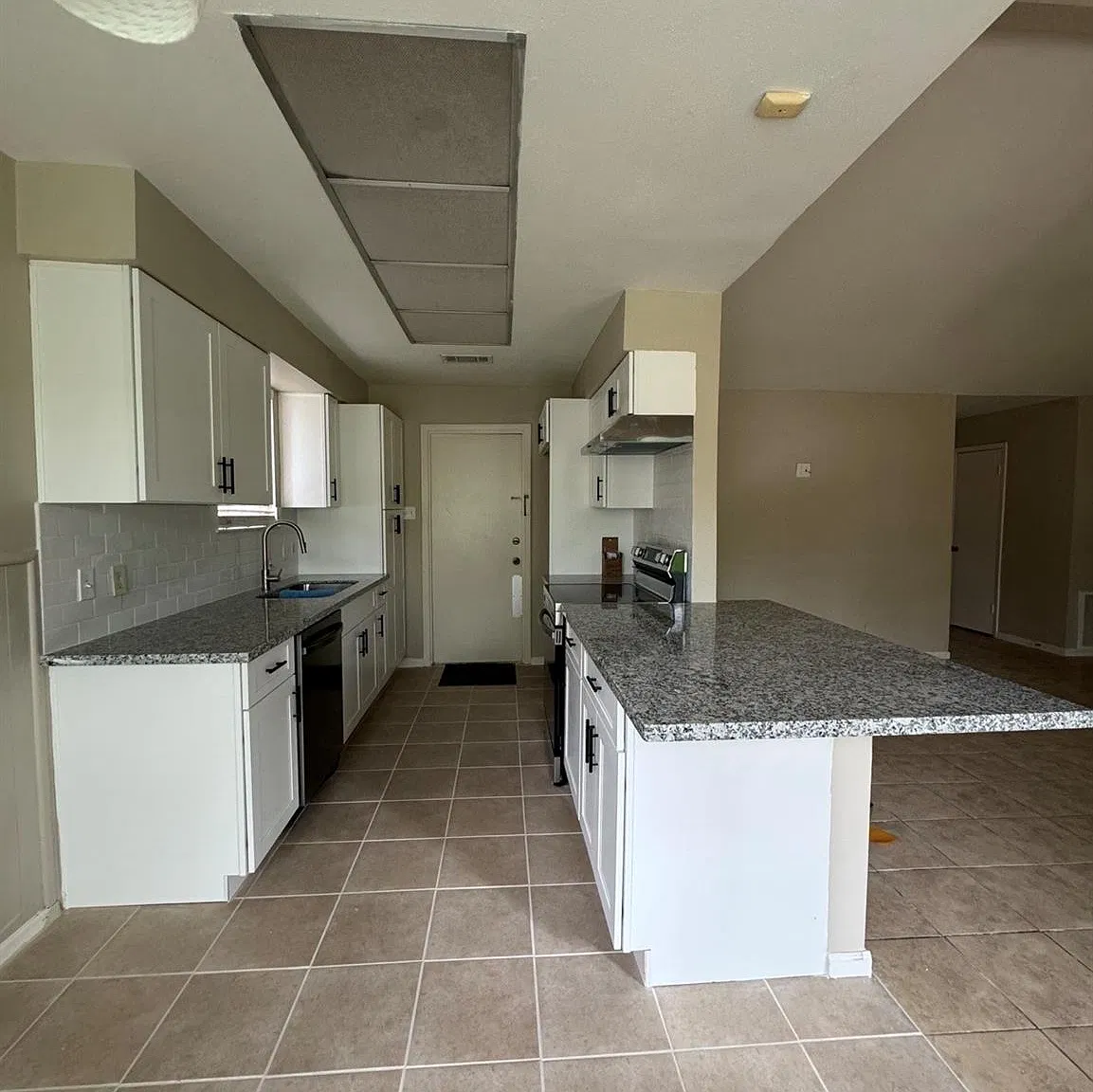 3 bed, 2.0 bath, 1635 sqft, $1,995 — Photo 4