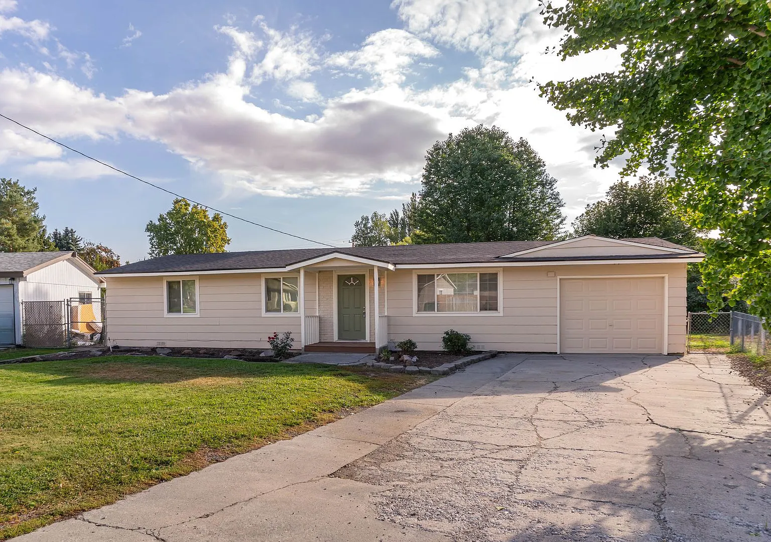 Charming 3-bedroom, 2-bathroom home — Photo 1