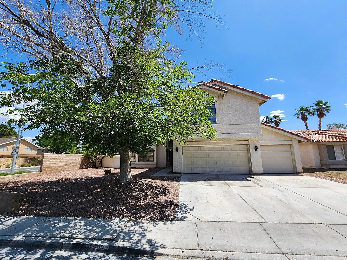 Gorgeous 4 Bedroom corner lot home — Photo 2