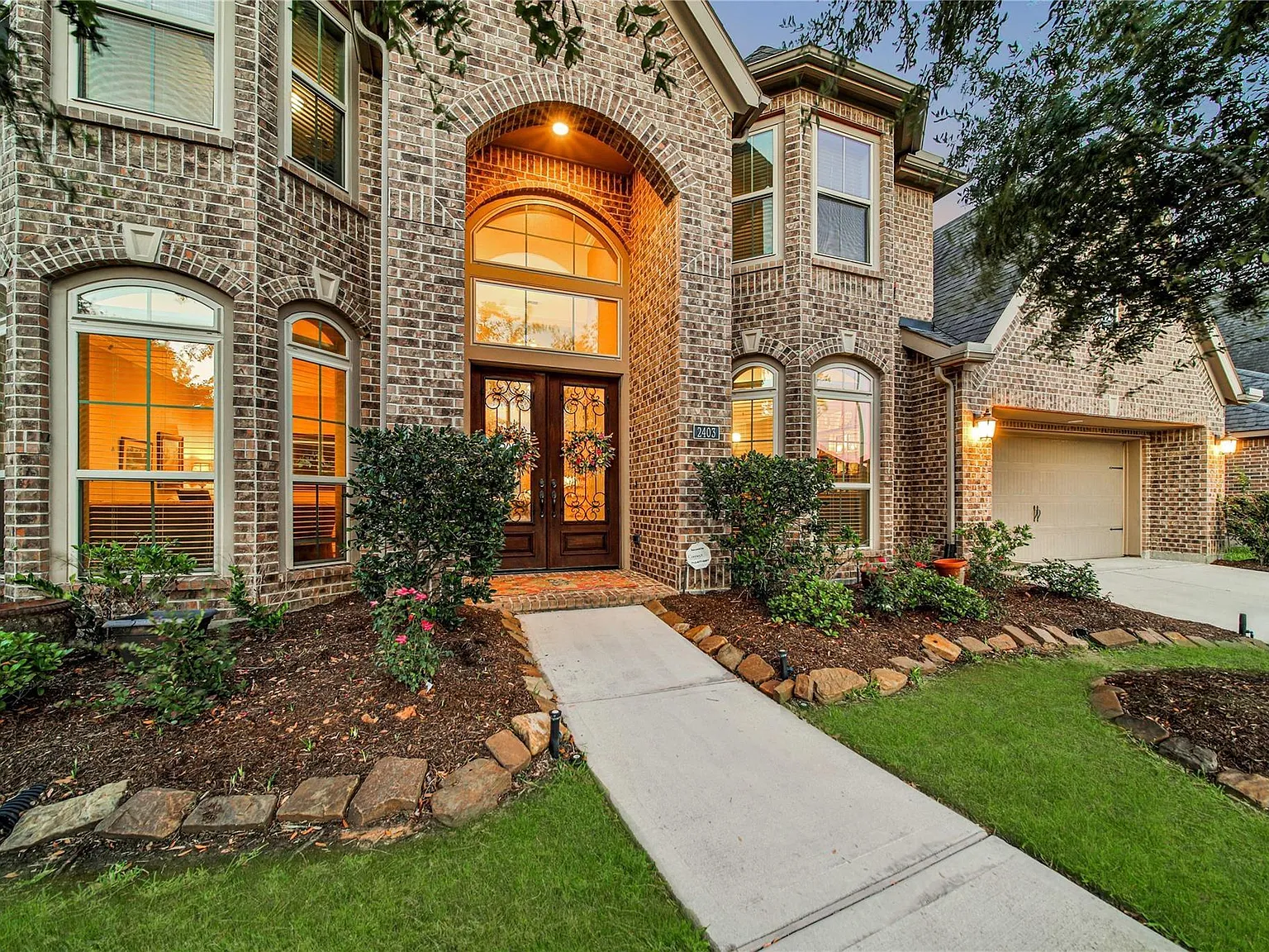 5 bed, 4.5 bath, 4458 sqft, $3,995 — Photo 2