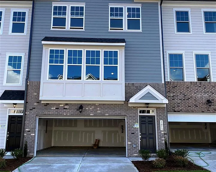 1013 Larabee Ln — Photo 1